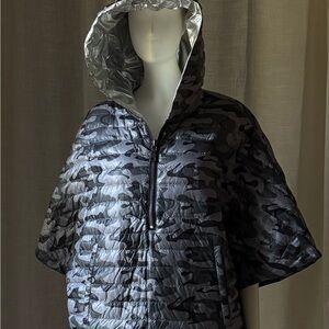 Think Royln Camouflage Hooded Poncho m/l